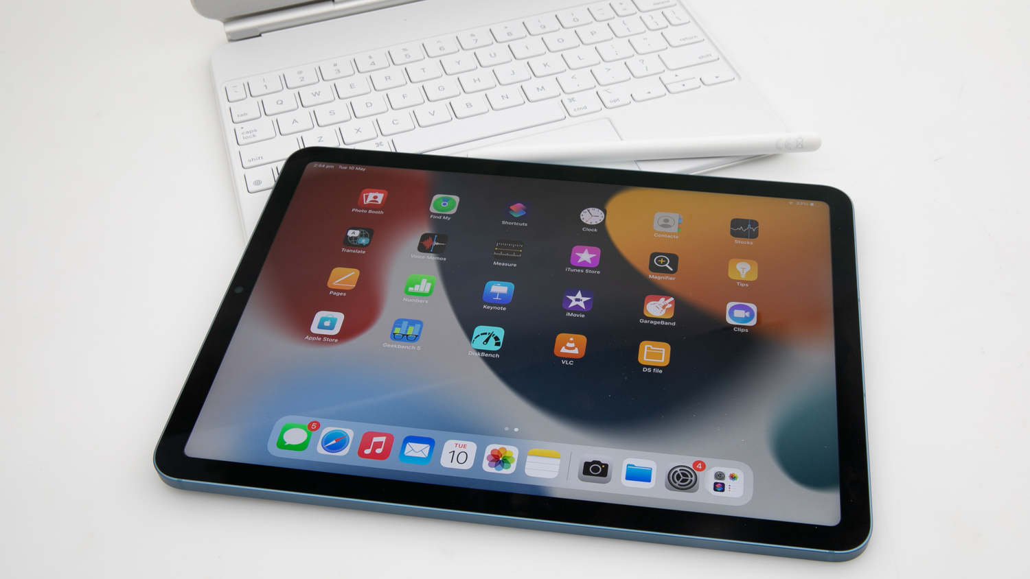 Apple iPad Air (5th Generation) Wi-Fi + Cellular (A2589) with Magic Keyboard and Pencil (2nd gen)