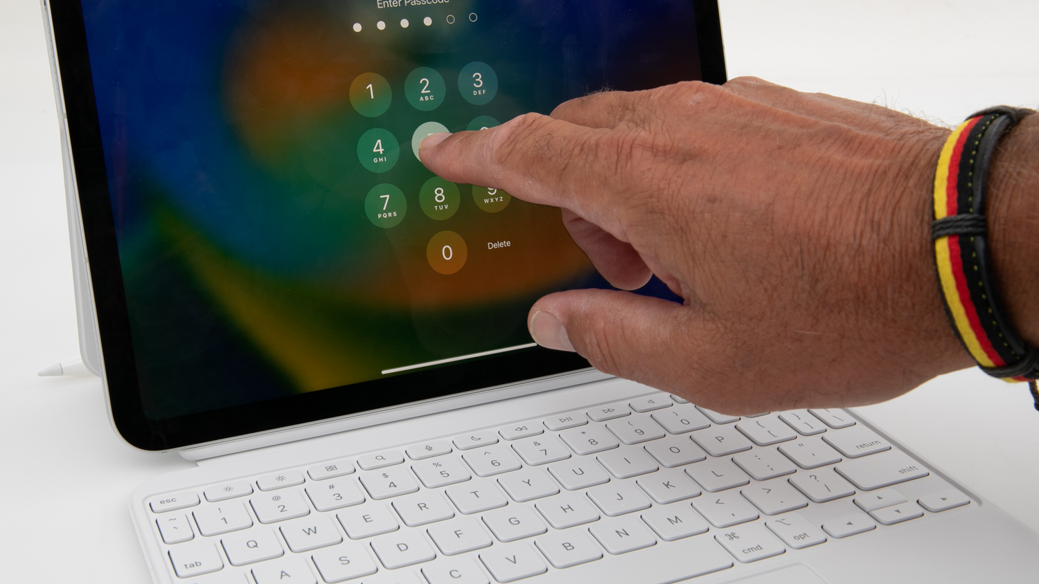 Apple iPad Pro 12.9-inch (6th Generation) Wi-Fi + Cellular (A2437) with Magic Keyboard and Apple Pencil (2nd gen)
