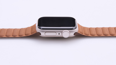 Apple Watch SE 3 GPS, 40mm Starlight Aluminium Case with Caramel Magnetic Link - S/M