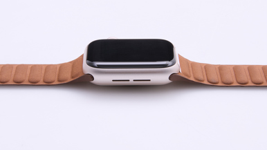 Apple Watch SE 3 GPS, 40mm Starlight Aluminium Case with Caramel Magnetic Link - S/M