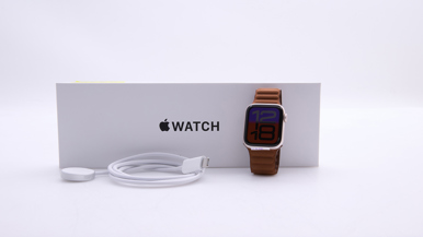 Apple Watch SE 3 GPS, 40mm Starlight Aluminium Case with Caramel Magnetic Link - S/M