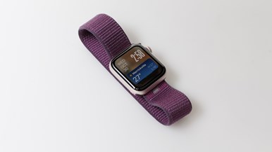 Apple Watch SE (Gen 2) 40mm Starlight Aluminium GPS, Plum Sport Loop