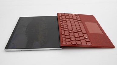 Microsoft Surface Pro 8 (1983) with Signature Keyboard with Slim Pen 2