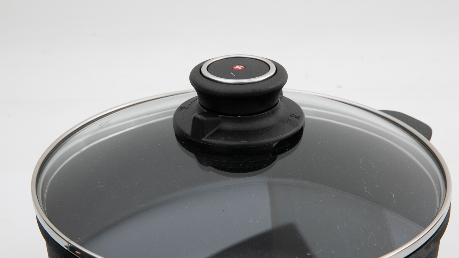 Swiss Diamond XD Induction non-stick saucepan with lid XD6720ic